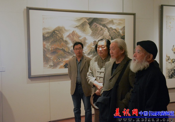 艺术家尹默和著名画家赵贵德、评论家柯文辉一同参观展览.JPG